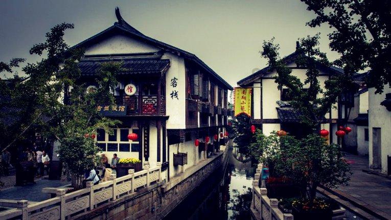 白色露脐T恤搭配蓝色紧身牛仔裤，可盐可甜，大秀优美身材曲线，你喜欢吗？游戏画面